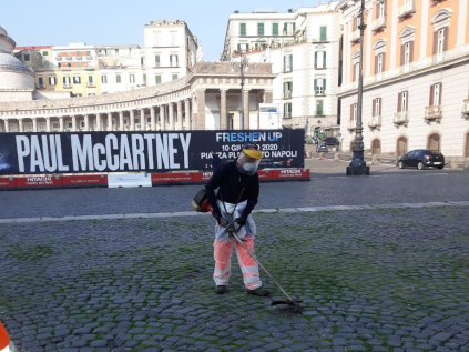 Un operatore mentre pulisce una strada