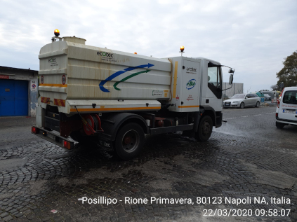 Un operatore mentre pulisce una strada