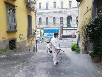 Un operatore mentre pulisce una strada