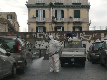 Un operatore mentre pulisce una strada