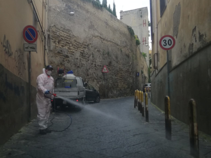 Un operatore mentre pulisce una strada