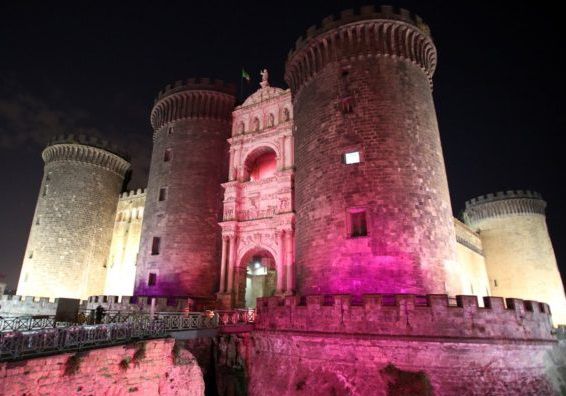 Il Maschio Angioino illuminato di rosa