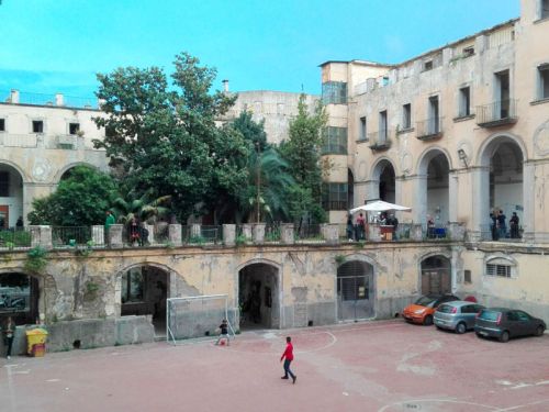 Un campetto di calcio all'intero di un palazzo storico