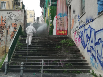 Un operatore mentre pulisce una strada