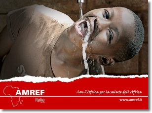 un bambino beve da una fontana