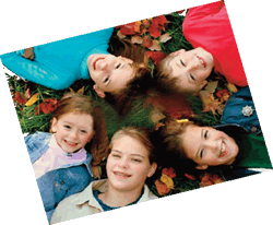 ragazzi stesi su un prato