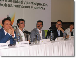 oratori al tavolo della conferenza