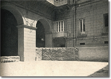 Courtyard of the Saint James Palace with a little defensive wall with sandbags 