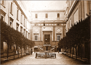 cortile di antico fabbricato con portale d'ingresso e due ali laterali con finestre