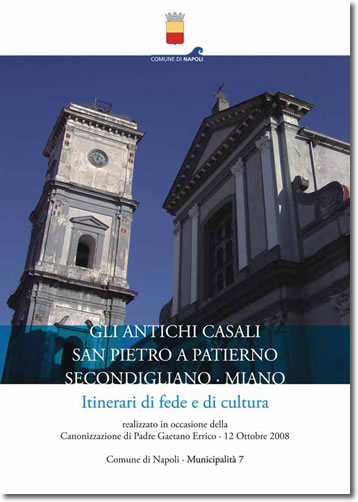 facciata di una chiesa con campanile