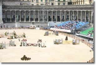 immagine di un'ampia piazza allestita con percorso ad ostacoli per concorso ippico