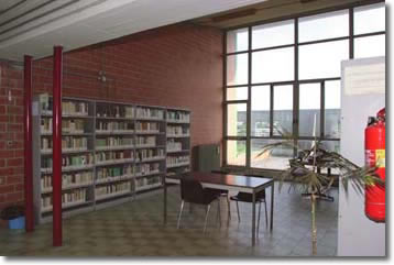 Interiot with large window and bookcase