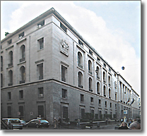 facciata della sede del Banco di Napoli e angolo via San Giacomo