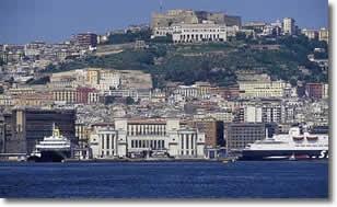 la stazione marittima vista dal mare