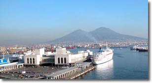 vista dall'alto della stazione marittima di napoli con il vesuvio sullo sfondo