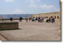 ampio terrazzo con vista sul mare, con persone che si intrattengono ad ammirare il panorama