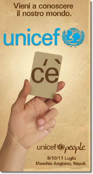 una mano che regge, mostrandolo, un foglietto con la scritta "c'è". è leggibile anche il testo: vieni a conoscere il nostro mondo, unicef c'è, unicef people 9/10/11 luglio maschio angioino, napoli
