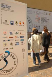 immagine di persone che guardano manifesti sull'evento