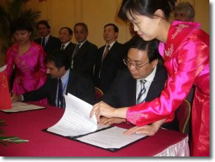 L'Assessore Nicola Oddati e il Vice Sindaco Li Liu Shen firmano il protocollo d'intesa