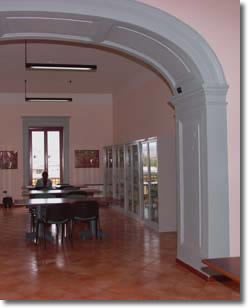 ampio salone con scrivanie e librerie