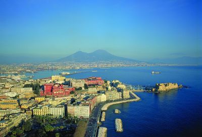 un'immagine aerea del castello e della città