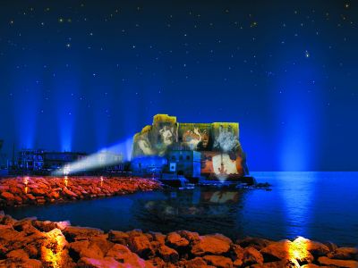 vista esterna del castello di notte