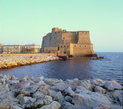 il castel dell'ovo visto dal lungomare