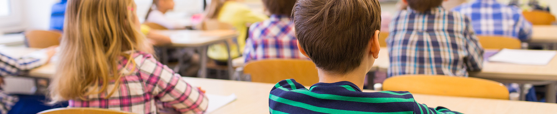 Piccoli studenti sui banchi di scuola