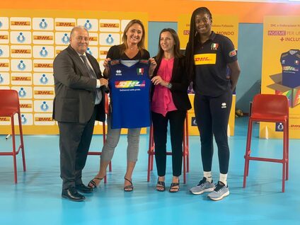 L'assessore Emanuela Ferrante si è recata al Palavesuvio per l'inaugurazione dei lavori e ha salutato la nazionale italiana di volley femminile