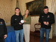 L’Assessore allo Sport e alle Pari Opportunità Emanuela Ferrante ha premiato le atlete e gli atleti della "Waterpolo Napoli Lions"
