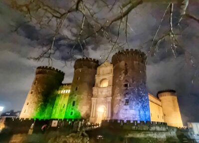 Il Maschio Angioino illuminato di verde e blu