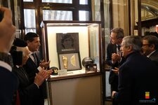 Saluto del Sindaco Manfredi al dono del calco del piede di Maradona da Stefano Ceci al Caffè Gambrinus