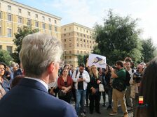 Le elette del Comune in piazza con il Sindaco Manfredi in segno di solidarietà per le donne iraniane 