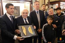 Saluto del Sindaco Manfredi al dono del calco del piede di Maradona da Stefano Ceci al Caffè Gambrinus