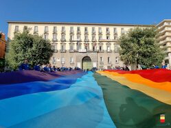 bandiera pace in piazza municipio