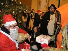 A Palazzo San Giacomo è iniziata la distribuzione dei Giocattoli Sospesi