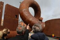 La scultura "Key of Today" a Piazza Mercato