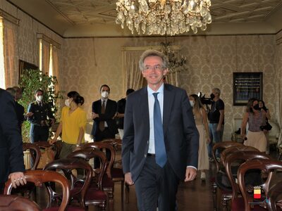 foto tavolo firmatari 9