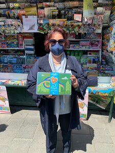 L'assessore Armato presenta l'iniziativa a favore di Telethon in un'edicola a Napoli