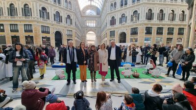 In Galleria le assessore Striano e Marciani alla festa dell'Epifania con i bambini delle scuole della pace