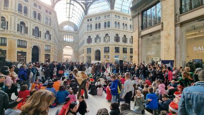 In Galleria le assessore Striano e Marciani alla festa dell'Epifania con i bambini delle scuole della pace