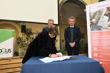 Una foto della manifestazione con la firma dell'accordo