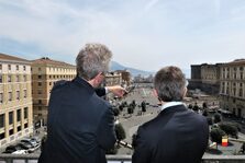 Un'immagine della firma dell'accordo in sala Giunta a Palazzo San Giacomo