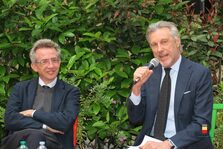 Una foto della manifestazione con la firma dell'accordo