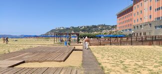 Ombrelloni gratuiti al lido comunale di Bagnoli