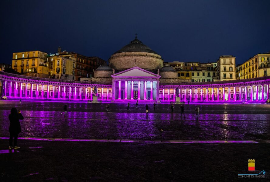 Illuminato di rosa il colonnato della chiesa di San Francesco di Paola 
