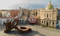La scultura "Key of Today" a Piazza Mercato