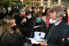 Una foto della manifestazione con la firma dell'accordo