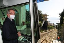 Una foto della cerimonia di riapertura della funicolare