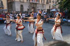 Una foto della festa per la pace a piazza Dante